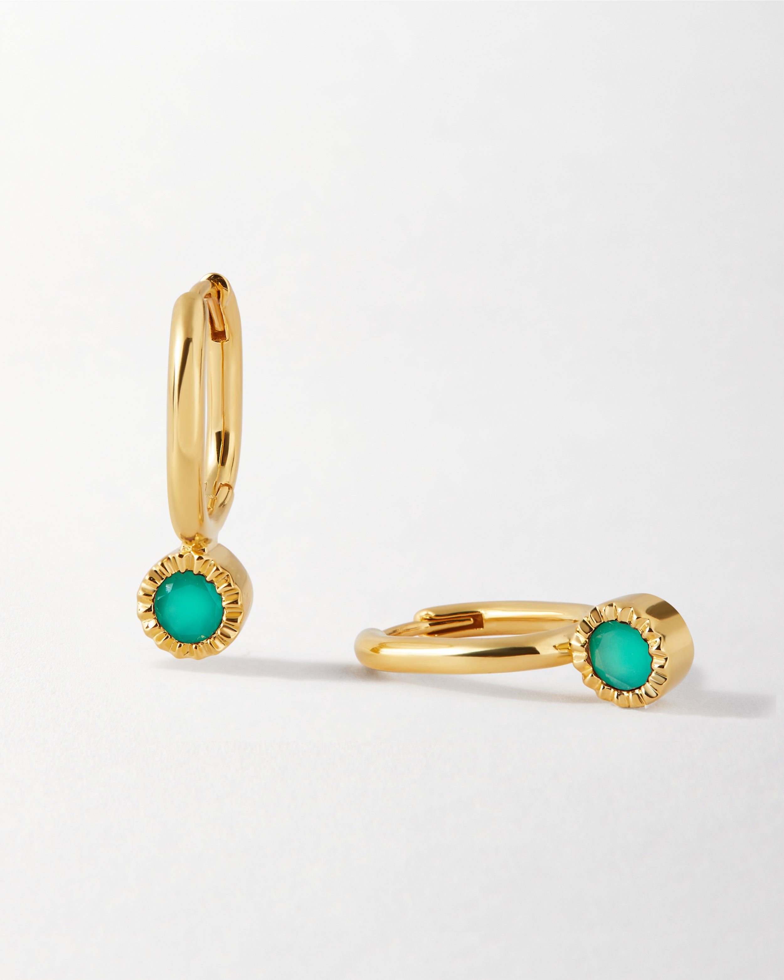 Brinco Gota Pedra do Mês - Maio (Ônix Verde) - Ouro 18K | SILLENE