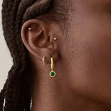 Brinco Gota Pedra do Mês - Maio (Ônix Verde) - Ouro 18K | SILLENE - uso