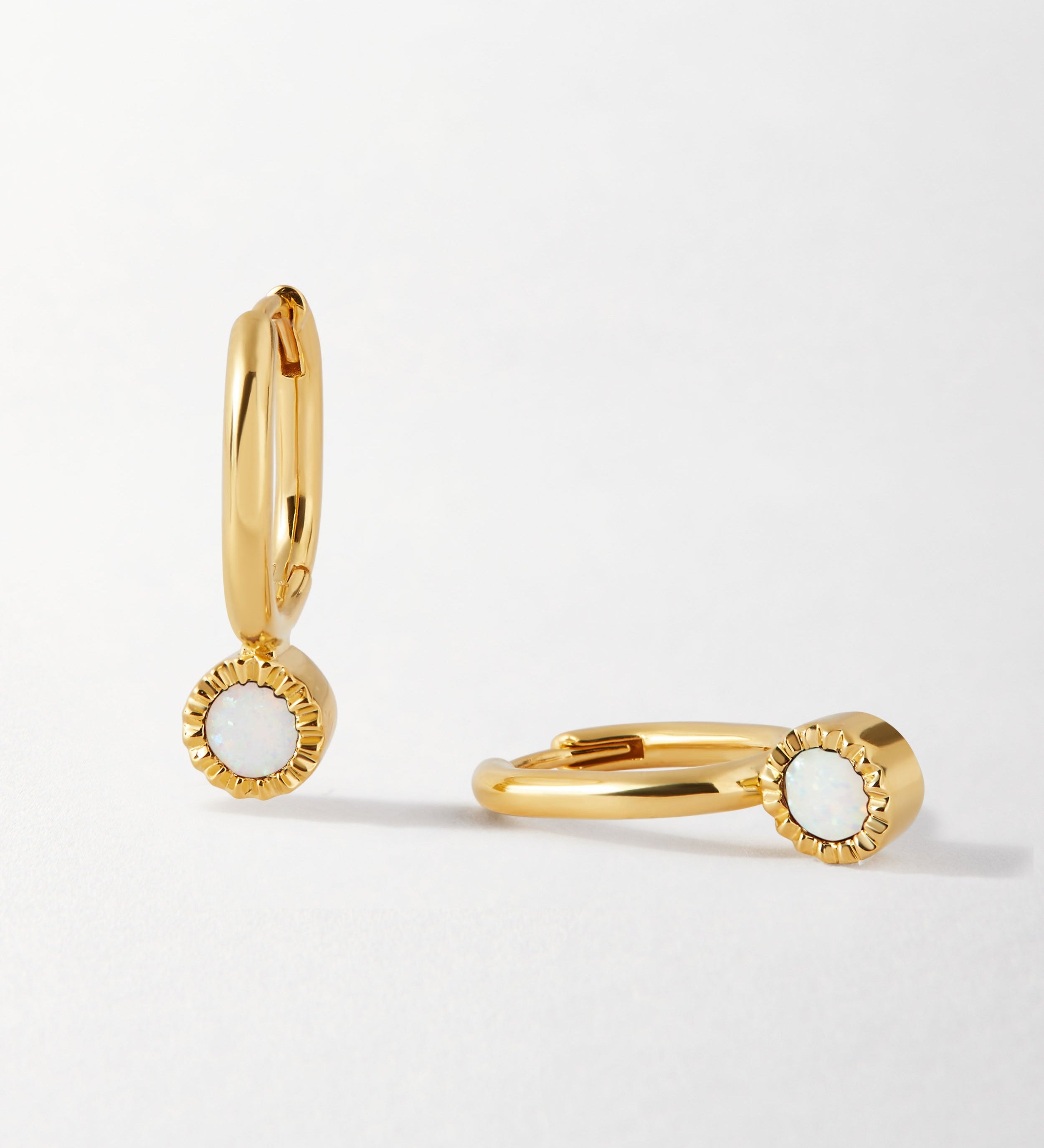 Brinco Gota Pedra do Mês - Outubro (Opala) - Ouro 18K | SILLENE