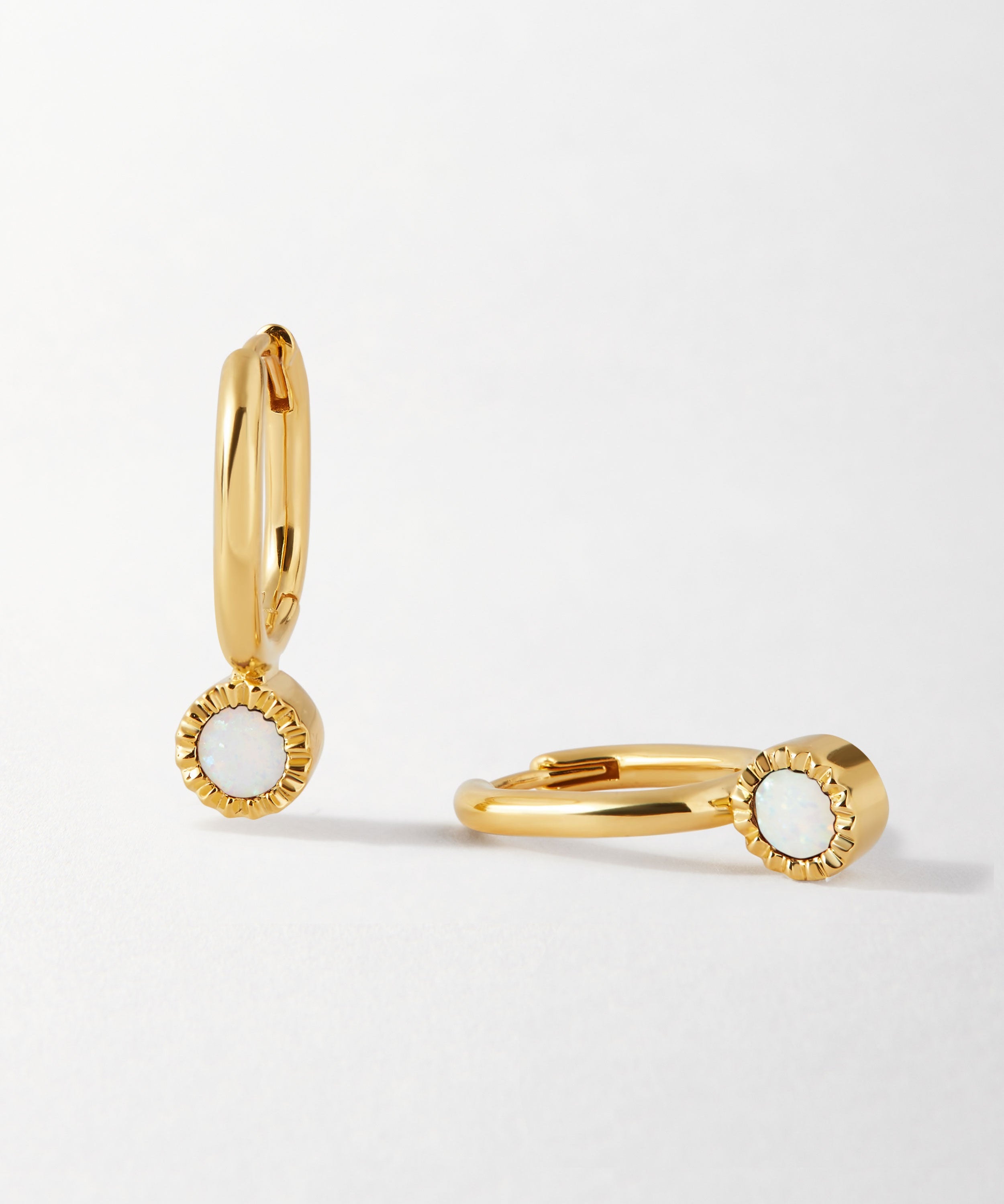Brinco Gota Pedra do Mês - Outubro (Opala) - Ouro 18K | SILLENE