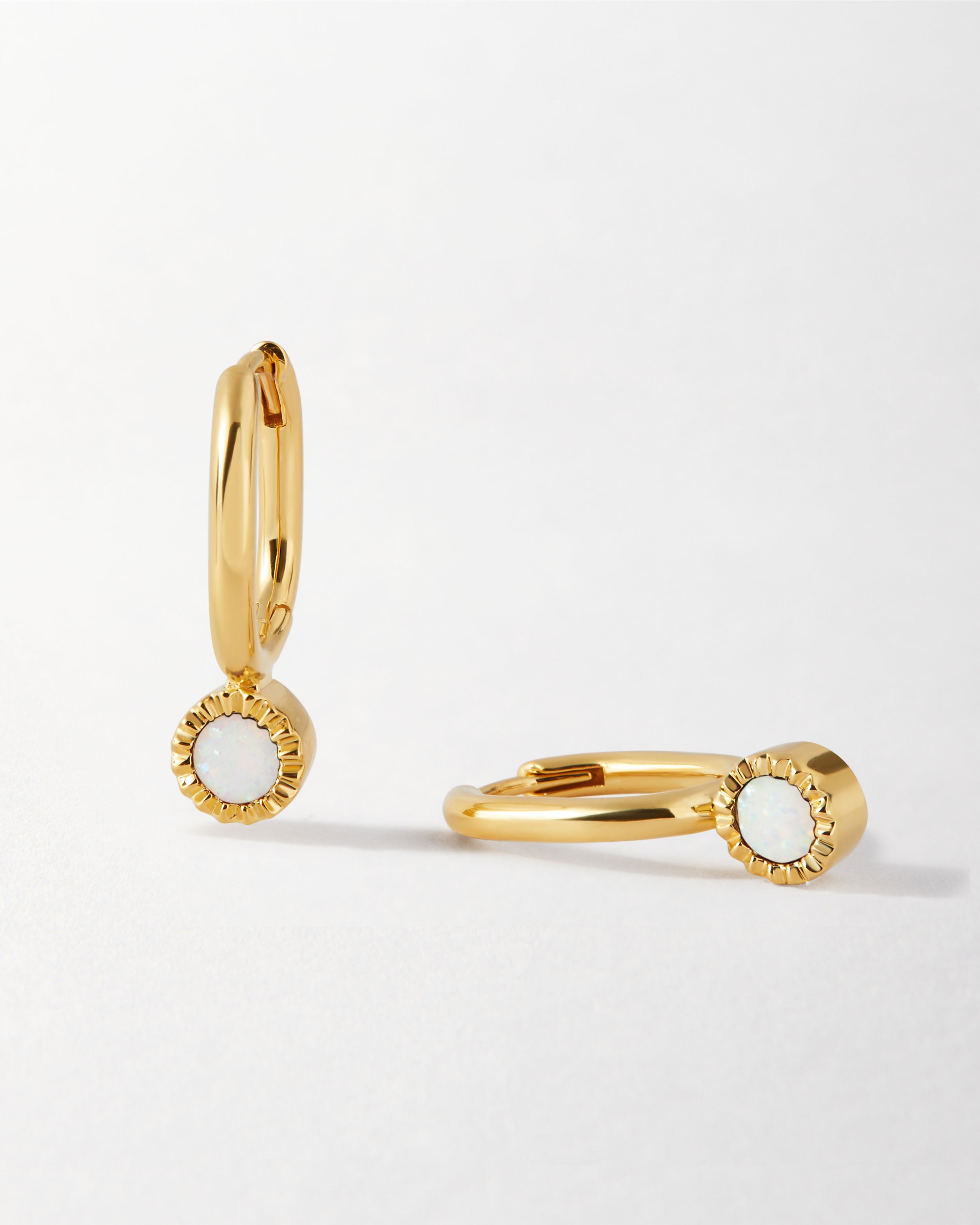 Brinco Gota Pedra do Mês - Outubro (Opala) - Ouro 18K | SILLENE