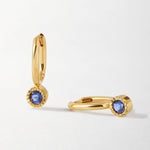 Brinco Gota Pedra do Mês - Setembro (Safira Azul) - Ouro 18K | SILLENE