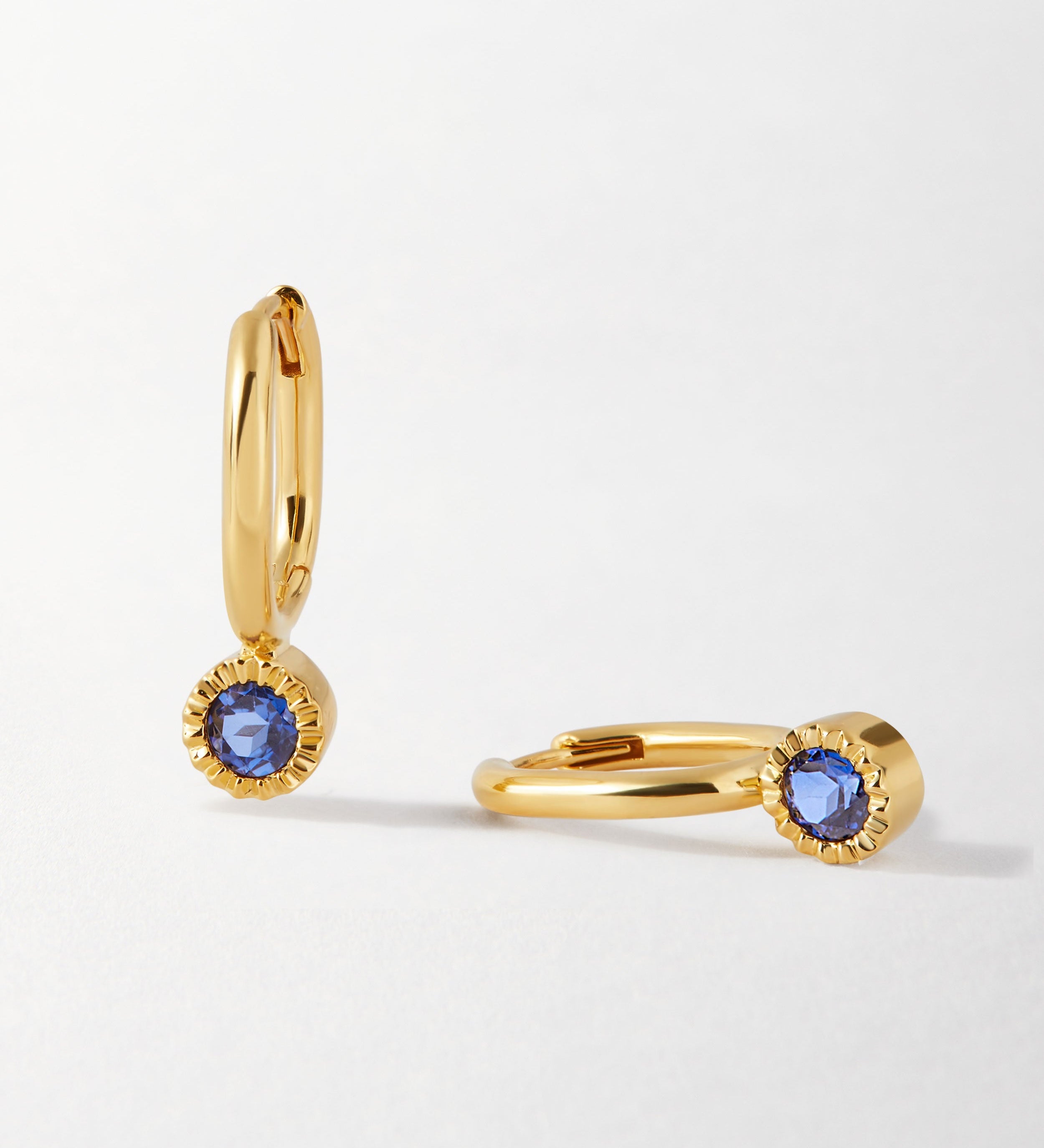Brinco Gota Pedra do Mês - Setembro (Safira Azul) - Ouro 18K | SILLENE