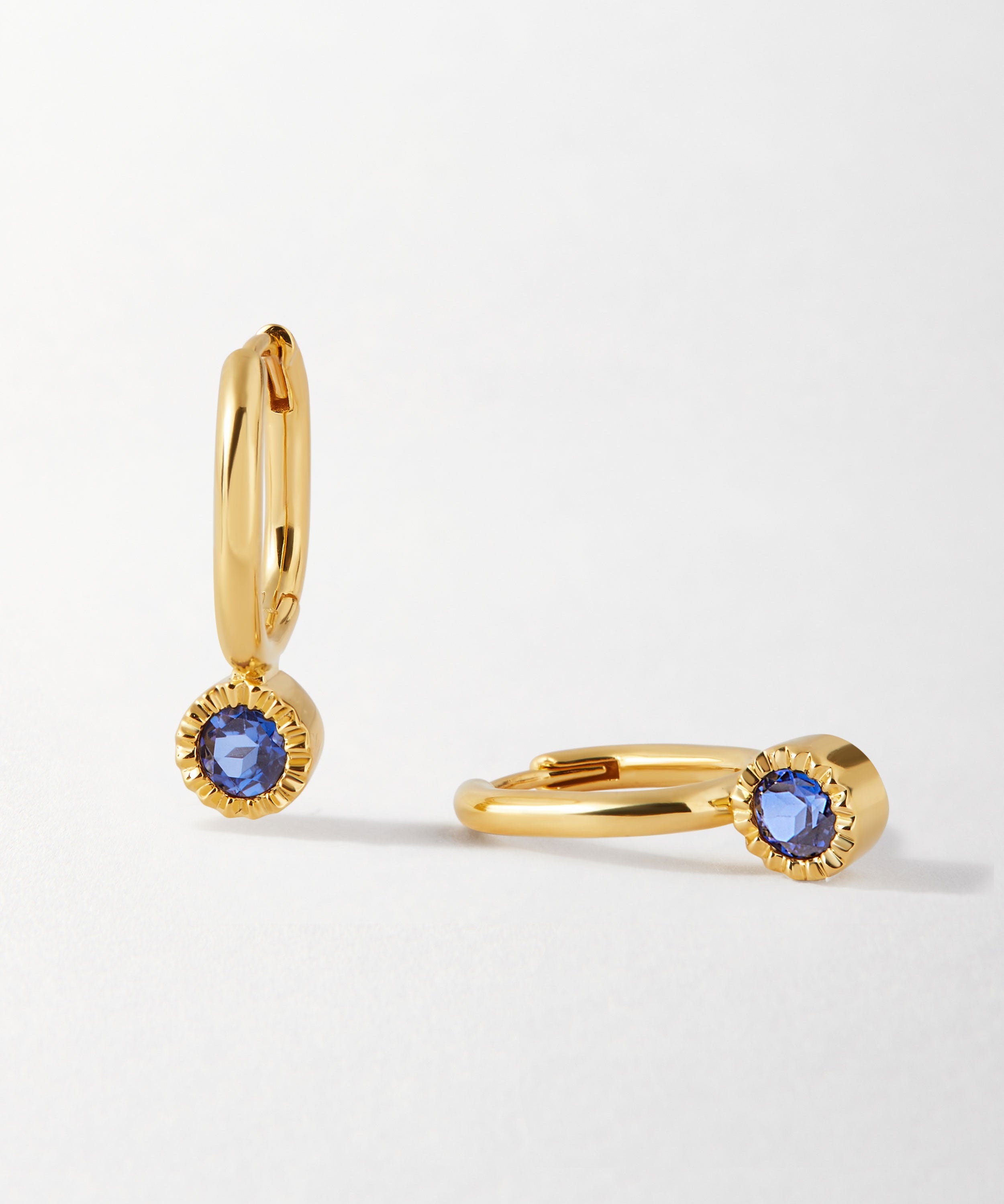 Brinco Gota Pedra do Mês - Setembro (Safira Azul) - Ouro 18K | SILLENE