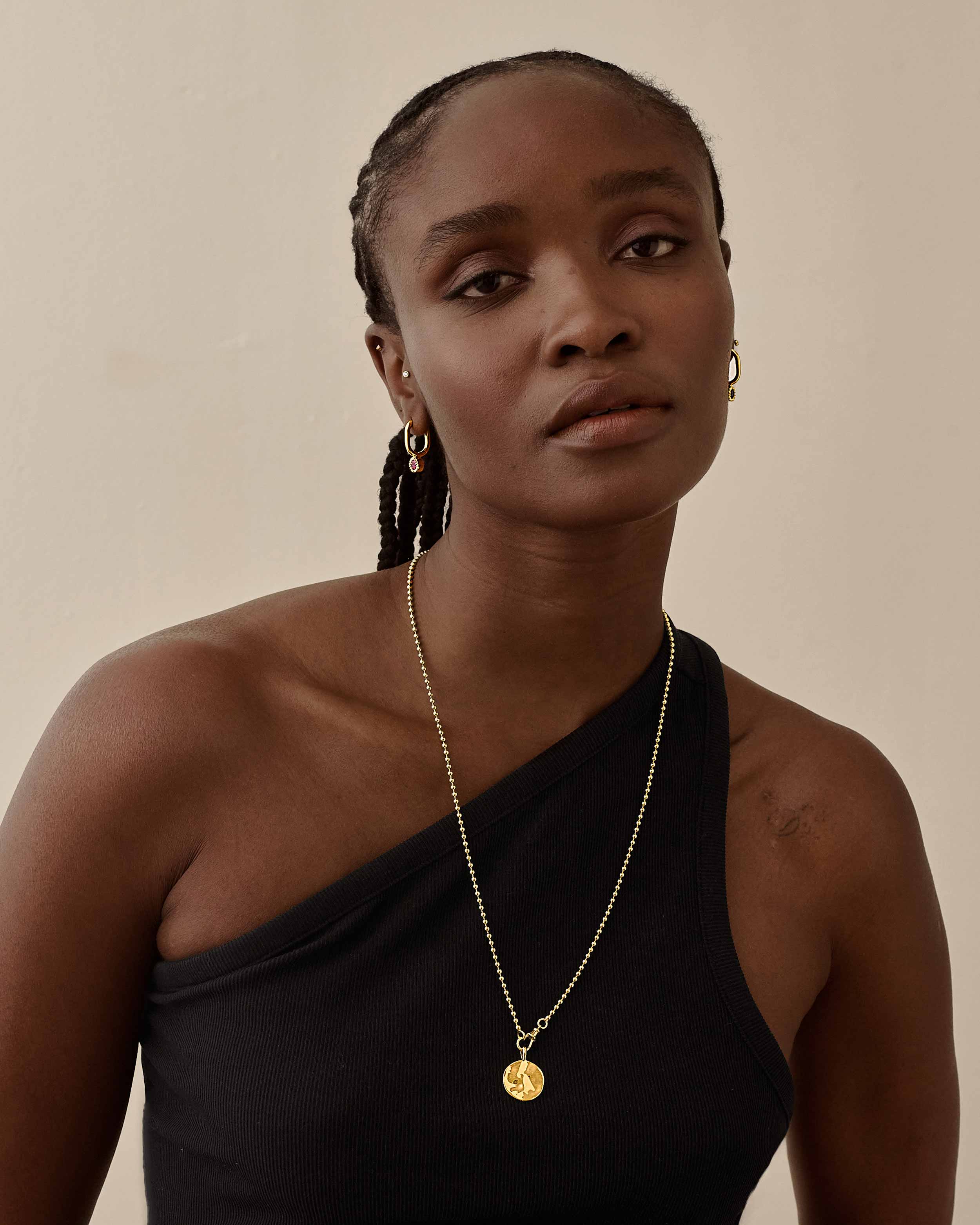 Brinco Gota Pedra do Mês - Setembro (Safira Azul) - Ouro 18K | SILLENE - uso