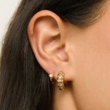 Brinco Hallie Cristal - Ouro 18K | SILLENE - uso