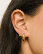 Brinco Hallie Cristal - Ouro 18K | SILLENE - uso