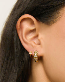 Brinco Hallie Cristal - Ouro 18K | SILLENE - uso