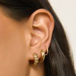 Brinco Hallie Cristal - Ouro 18K | SILLENE - uso