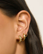 Brinco Hallie Cristal - Ouro 18K | SILLENE - uso