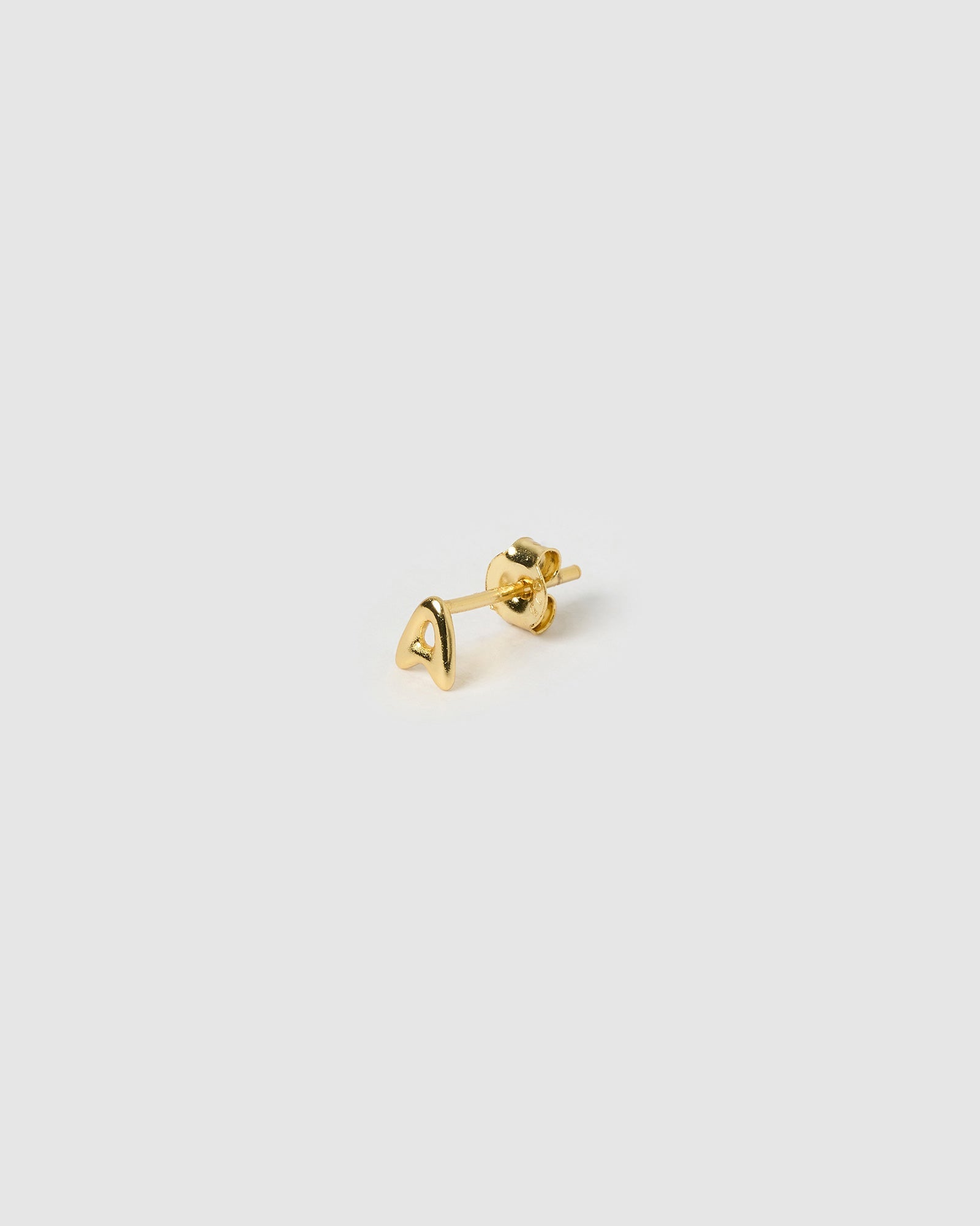 Brinco Inicial Unitário - Ouro 18K | SILLENE - Letra A - detalhe