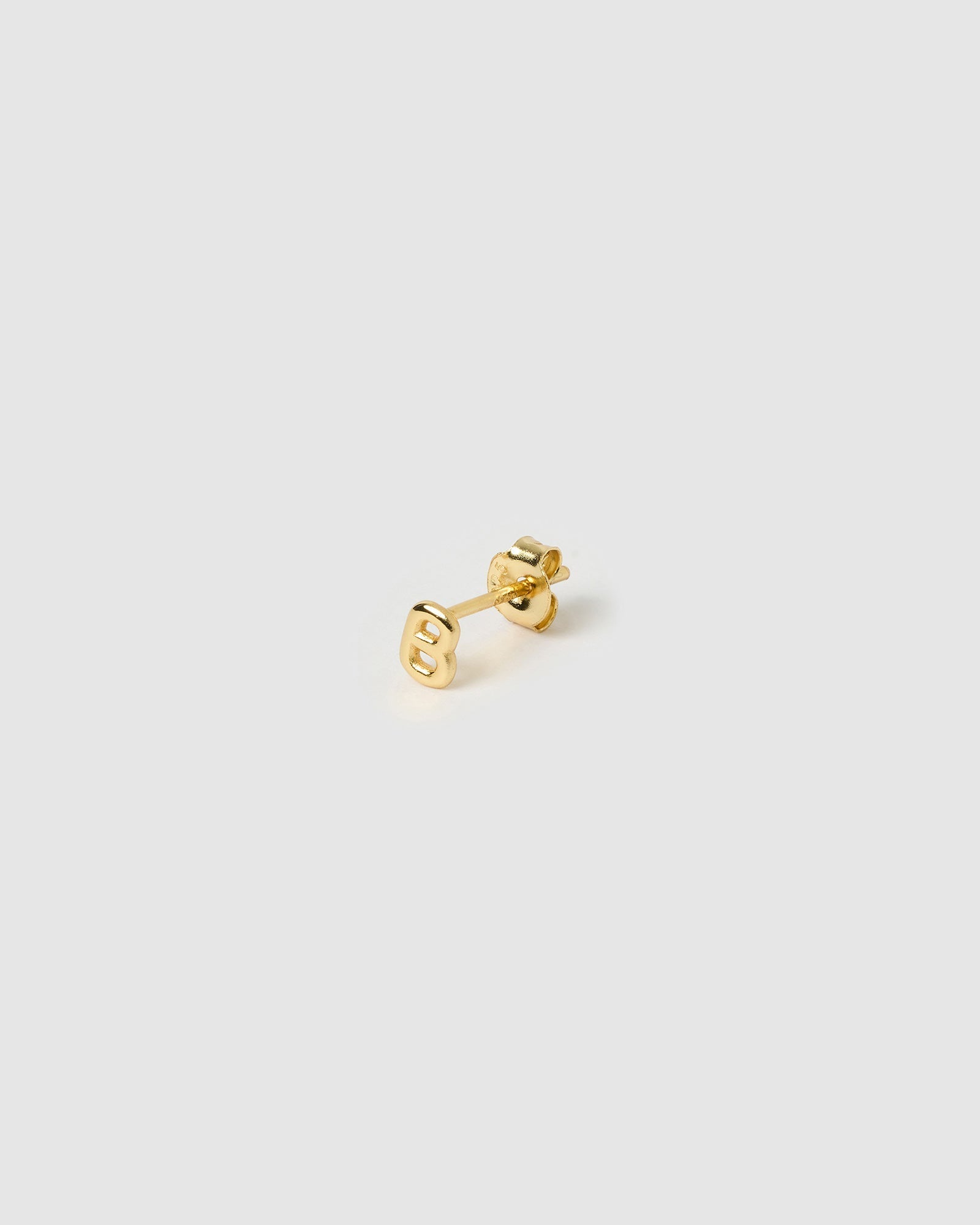 Brinco Inicial Unitário - Ouro 18K | SILLENE - Letra B - detalhe