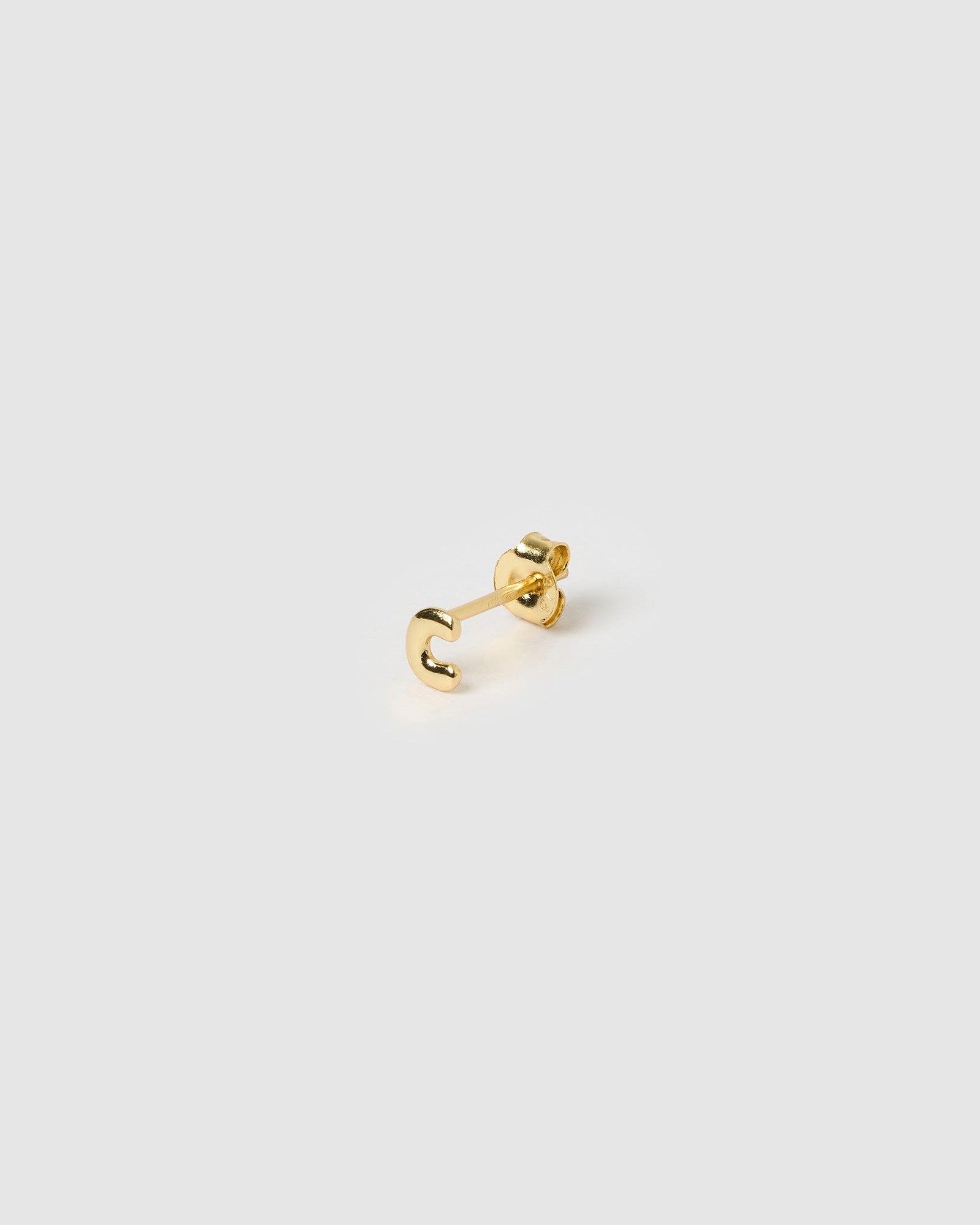 Brinco Inicial Unitário - Ouro 18K | SILLENE - Letra C - detalhe