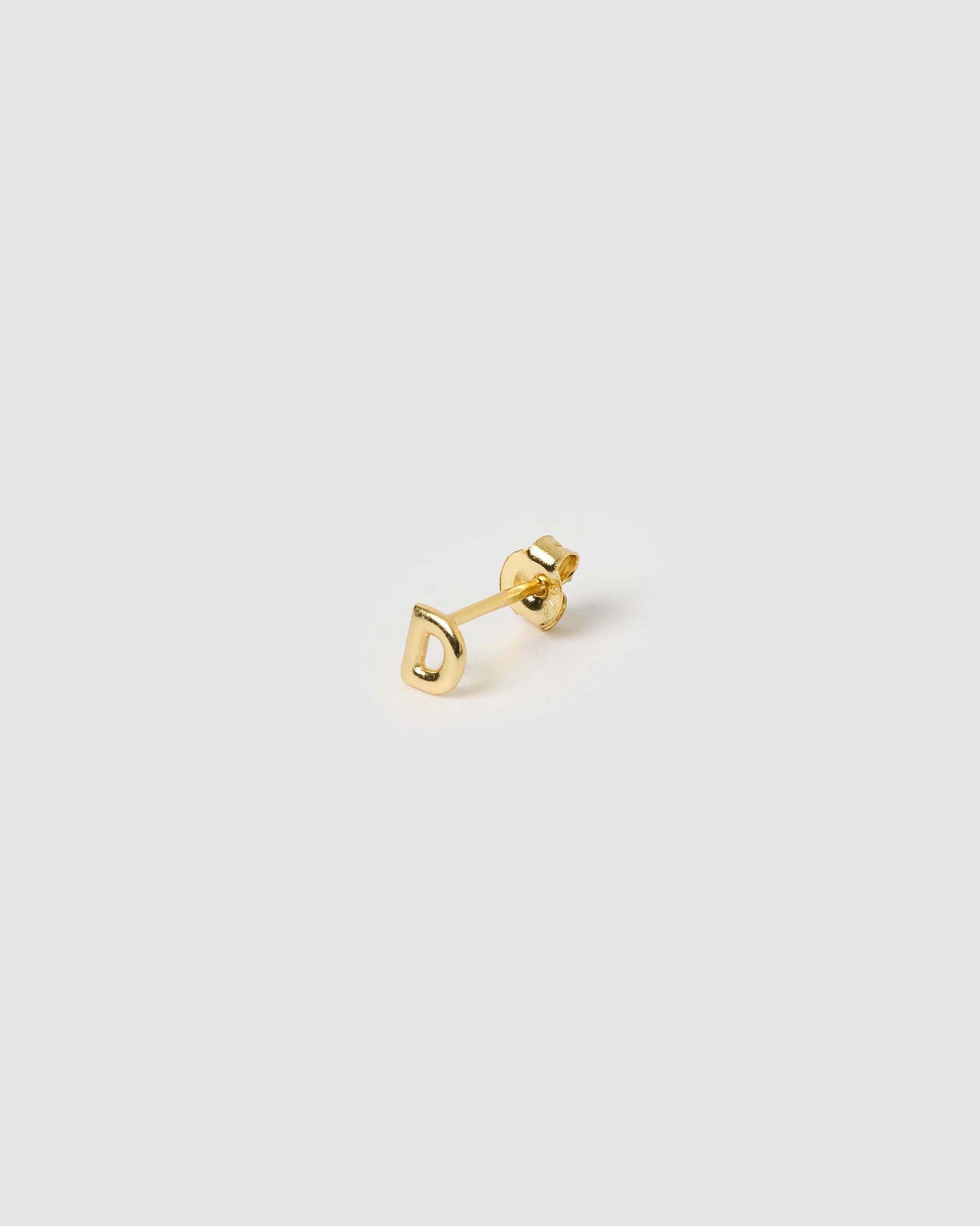 Brinco Inicial Unitário - Ouro 18K | SILLENE - Letra D - detalhe