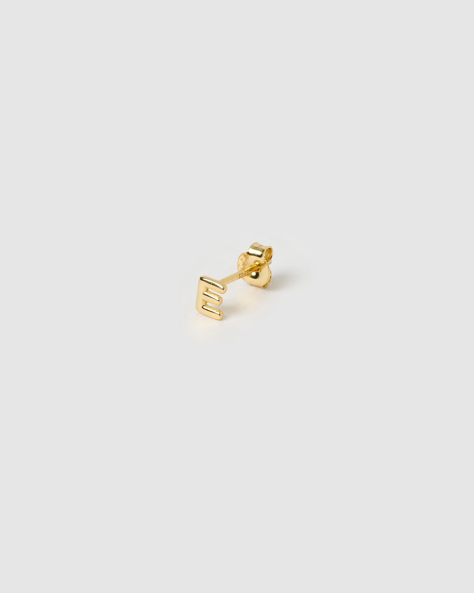 Brinco Inicial Unitário - Ouro 18K | SILLENE - Letra E - detalhe