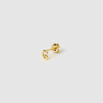 Brinco Inicial Unitário - Ouro 18K | SILLENE - Letra G - detalhe