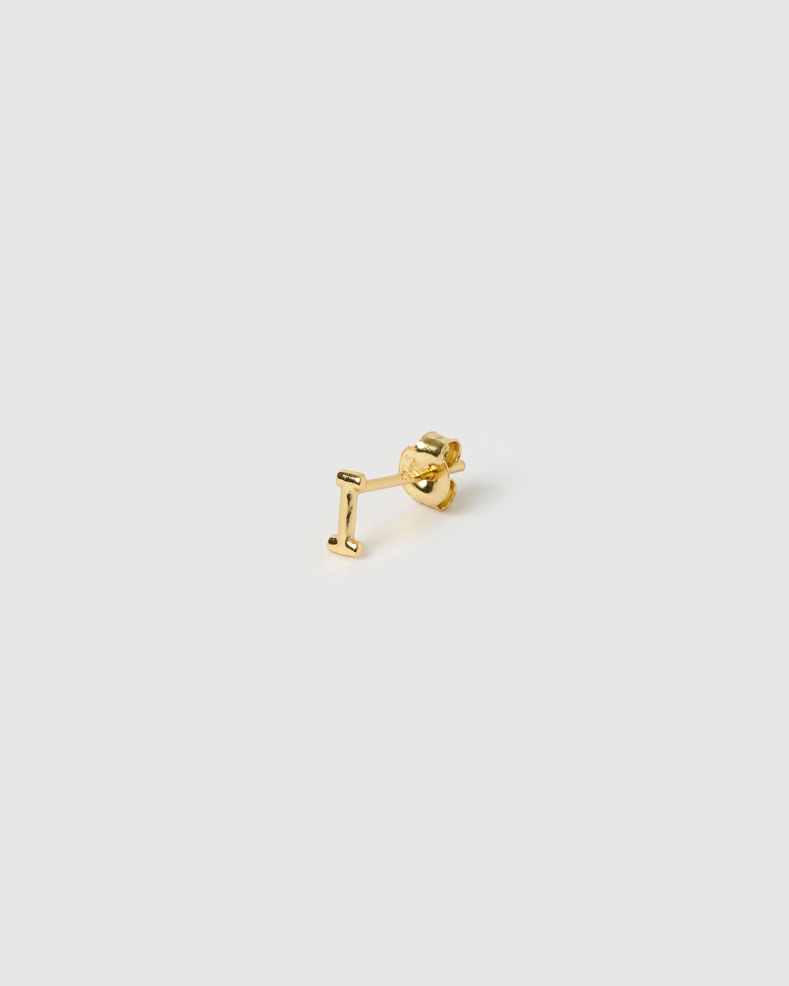 Brinco Inicial Unitário - Ouro 18K | SILLENE - Letra I - detalhe
