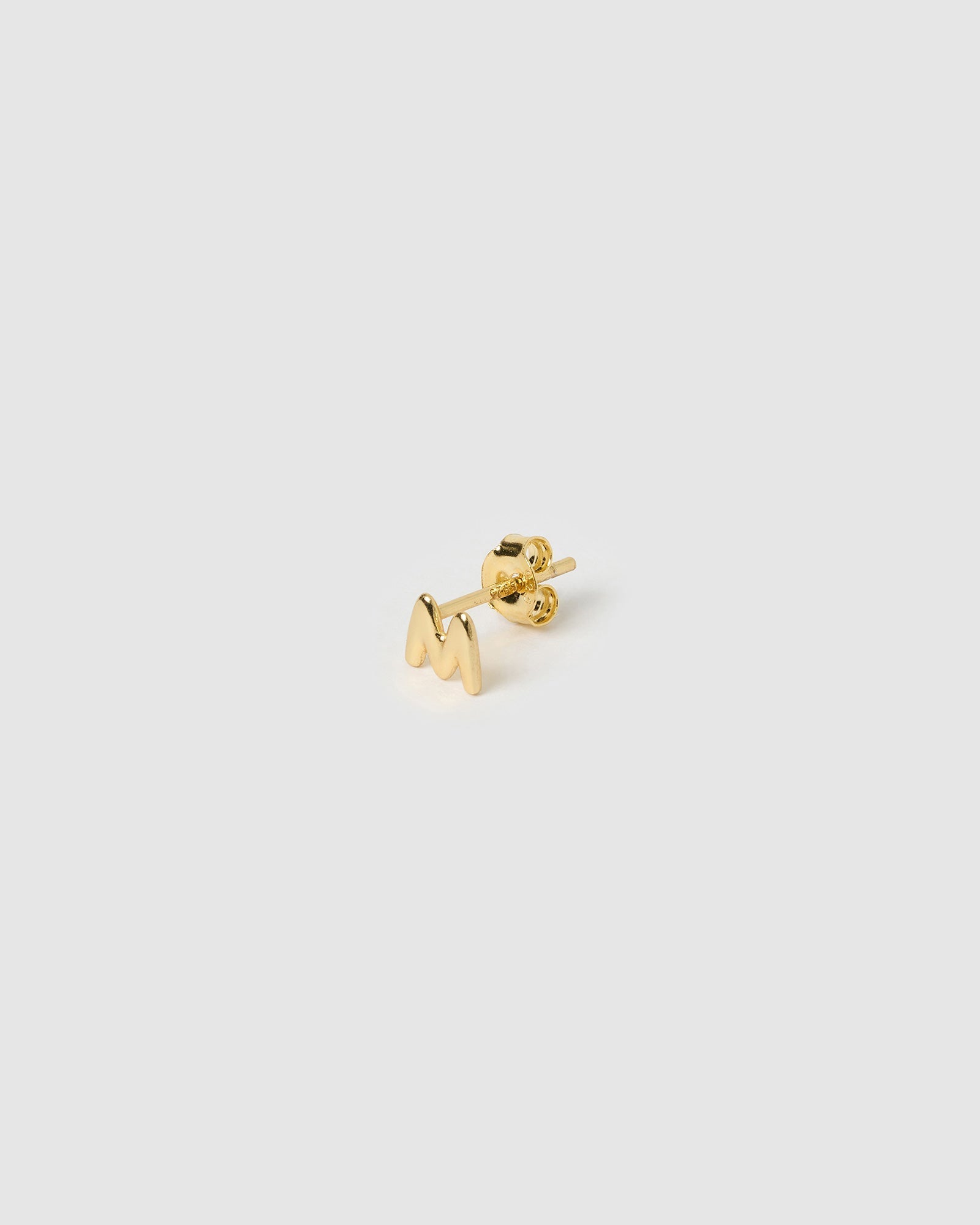 Brinco Inicial Unitário - Ouro 18K | SILLENE - Letra M - detalhe