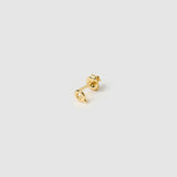 Brinco Inicial Unitário - Ouro 18K | SILLENE - Letra Q - detalhe