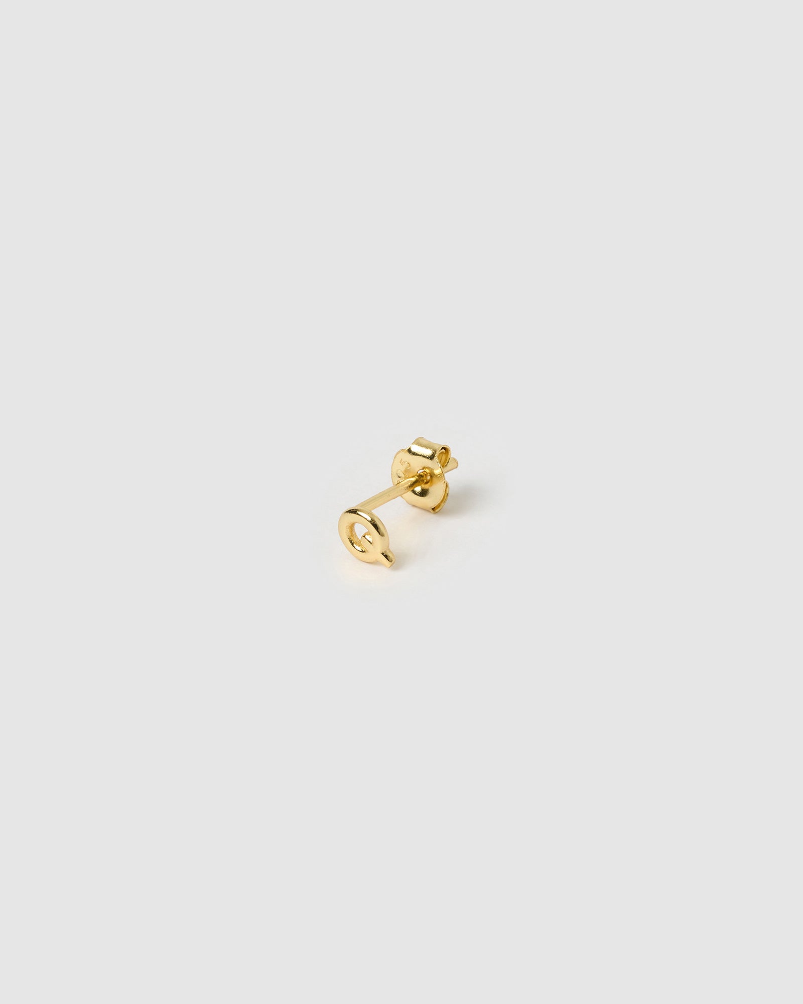 Brinco Inicial Unitário - Ouro 18K | SILLENE - Letra Q - detalhe