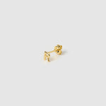 Brinco Inicial Unitário - Ouro 18K | SILLENE - Letra R - detalhe