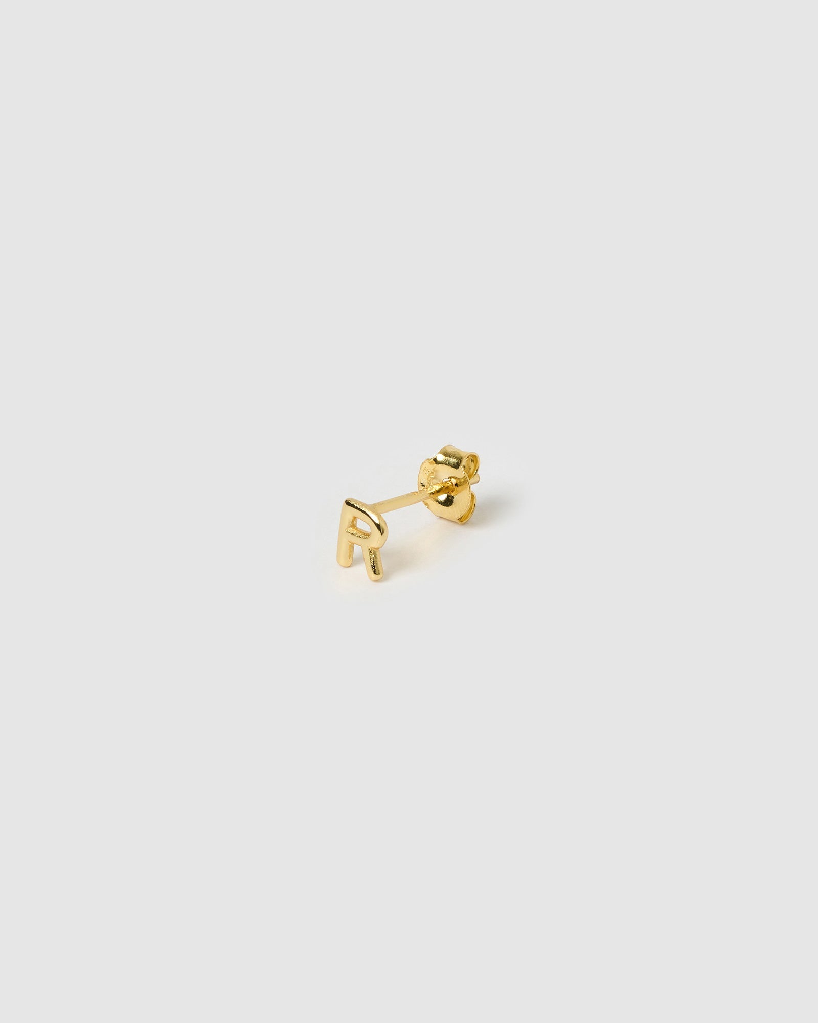 Brinco Inicial Unitário - Ouro 18K | SILLENE - Letra R - detalhe