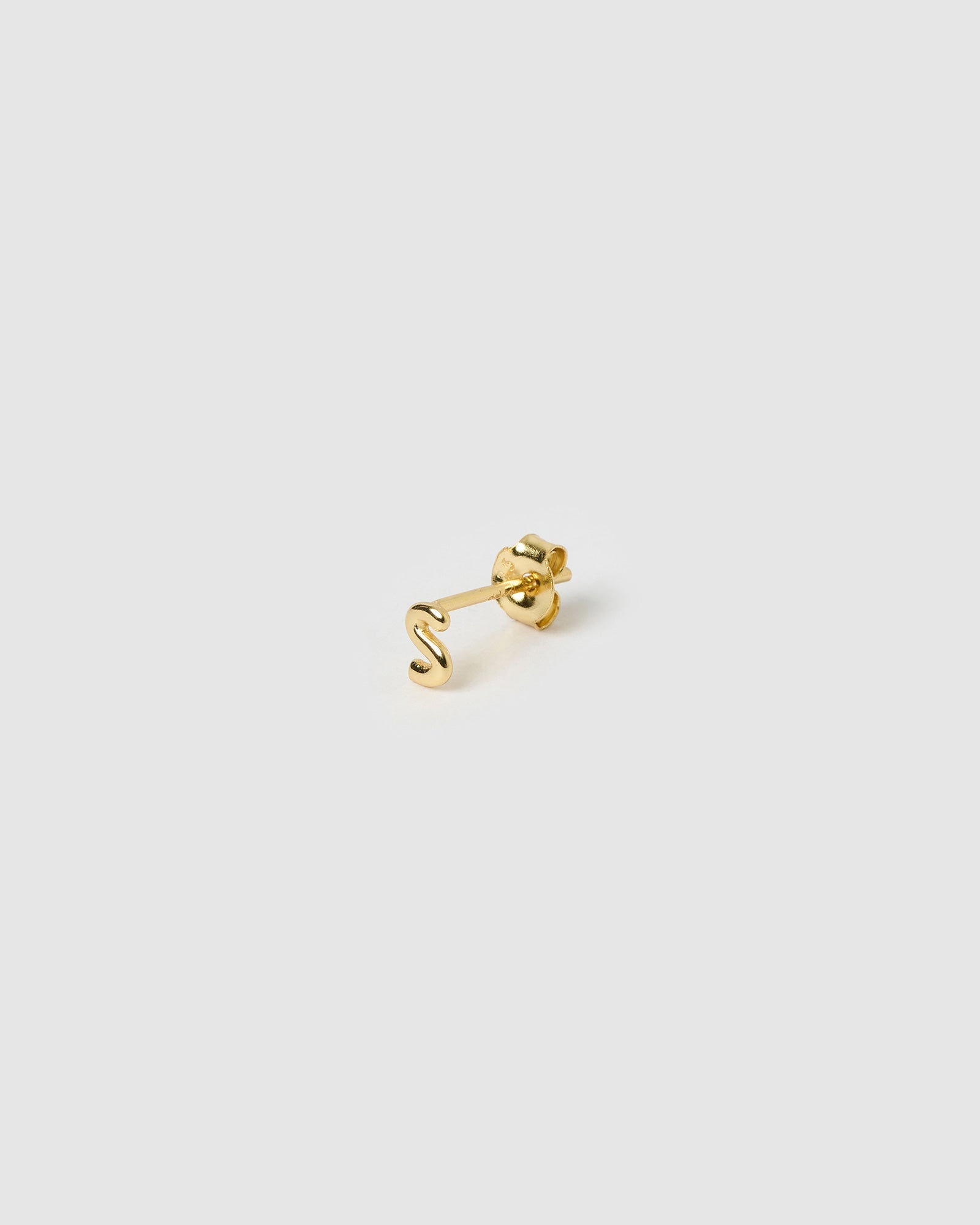 Brinco Inicial Unitário - Ouro 18K | SILLENE - Letra S - detalhe