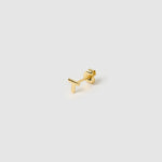 Brinco Inicial Unitário - Ouro 18K | SILLENE - Letra T - detalhe