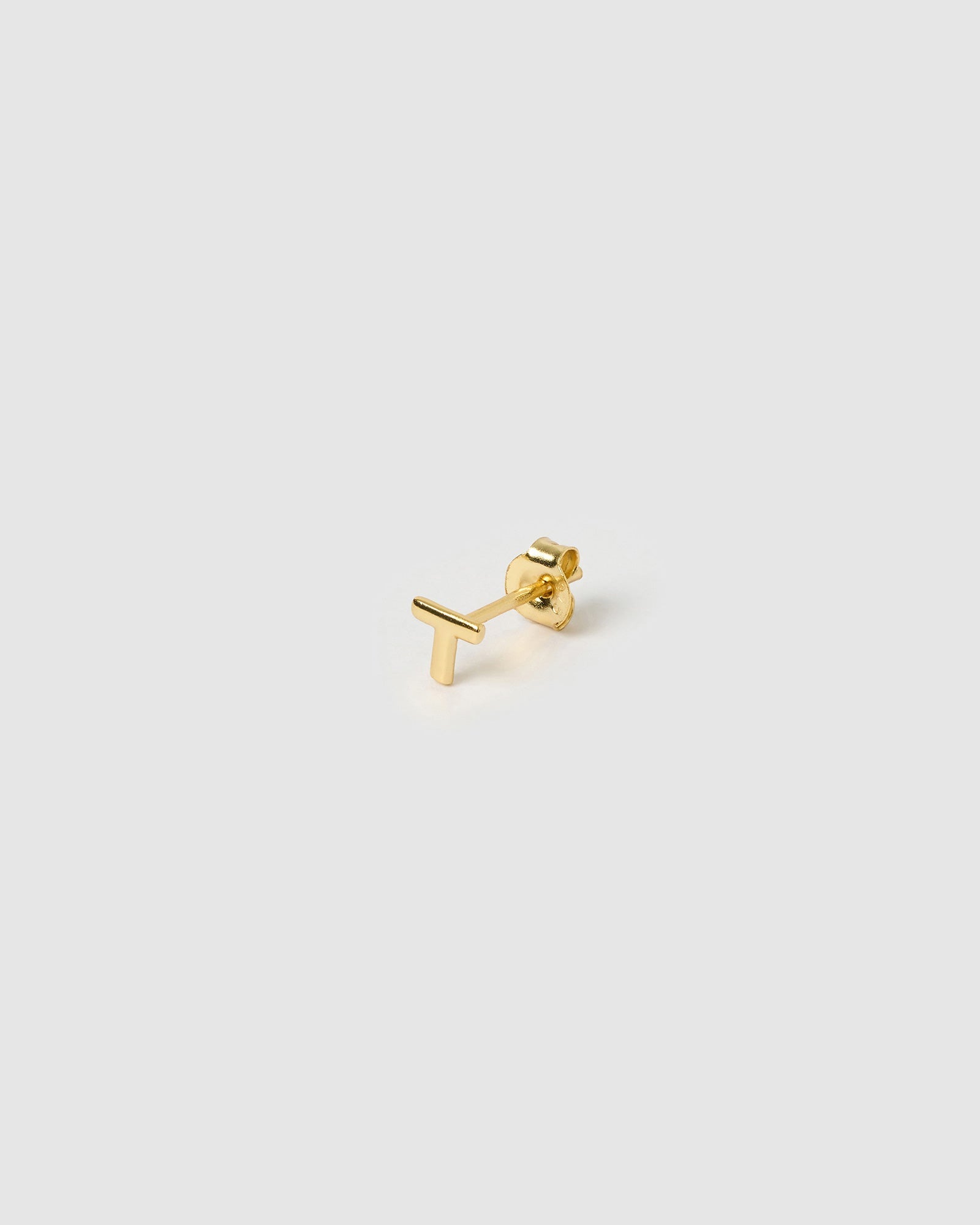 Brinco Inicial Unitário - Ouro 18K | SILLENE - Letra T - detalhe