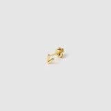 Brinco Inicial Unitário - Ouro 18K | SILLENE - Letra V - detalhe