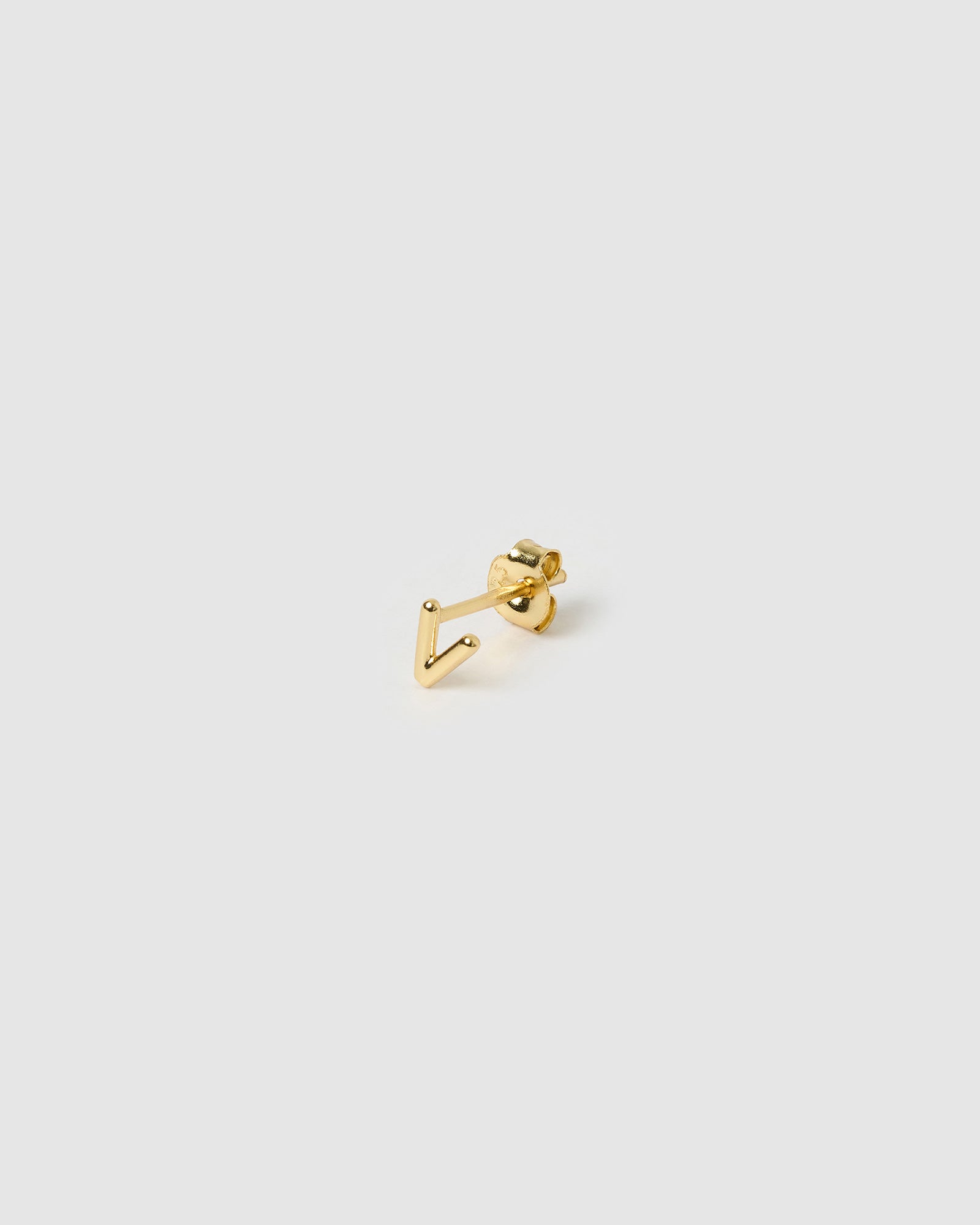 Brinco Inicial Unitário - Ouro 18K | SILLENE - Letra V - detalhe