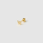 Brinco Inicial Unitário - Ouro 18K | SILLENE - Letra W - detalhe