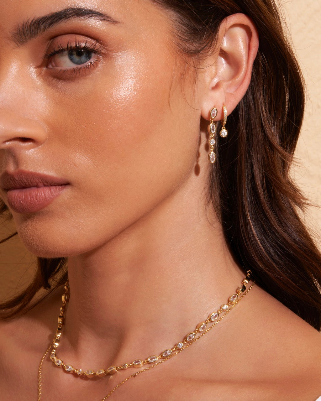Brinco Isadora Cristal - Ouro 18K | SILLENE - uso