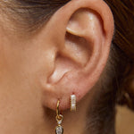 Brinco Khloe Esmeralda - Ouro 18K | SILLENE - uso
