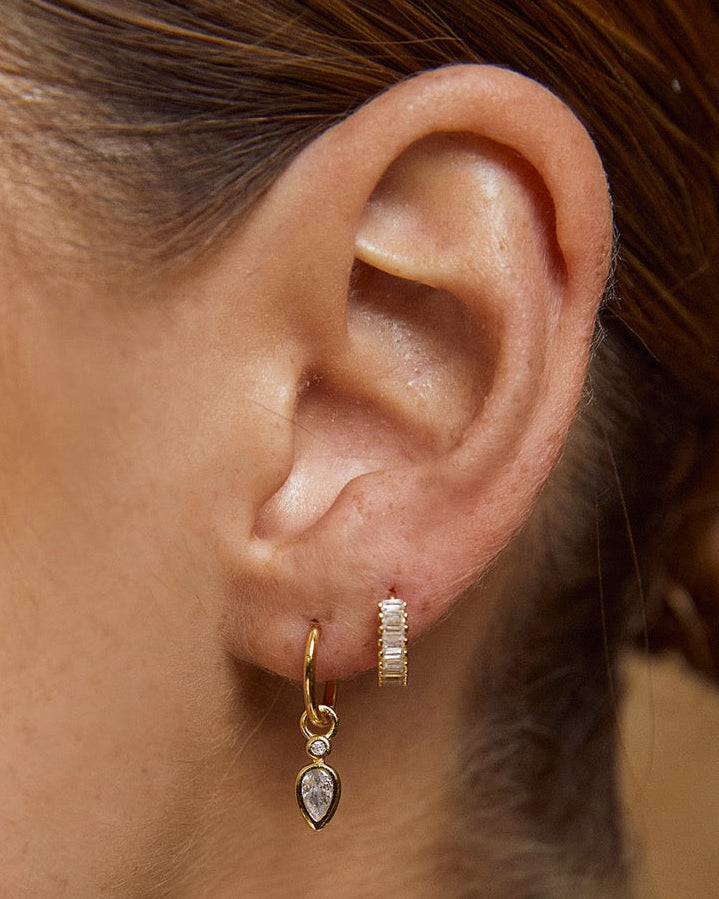 Brinco Khloe Esmeralda - Ouro 18K | SILLENE - uso