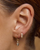 Brinco Khloe Esmeralda - Ouro 18K | SILLENE - uso