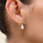 Brinco Laço Pérola - Ouro 18K | SILLENE - uso