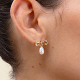 Brinco Laço Pérola - Ouro 18K | SILLENE - uso