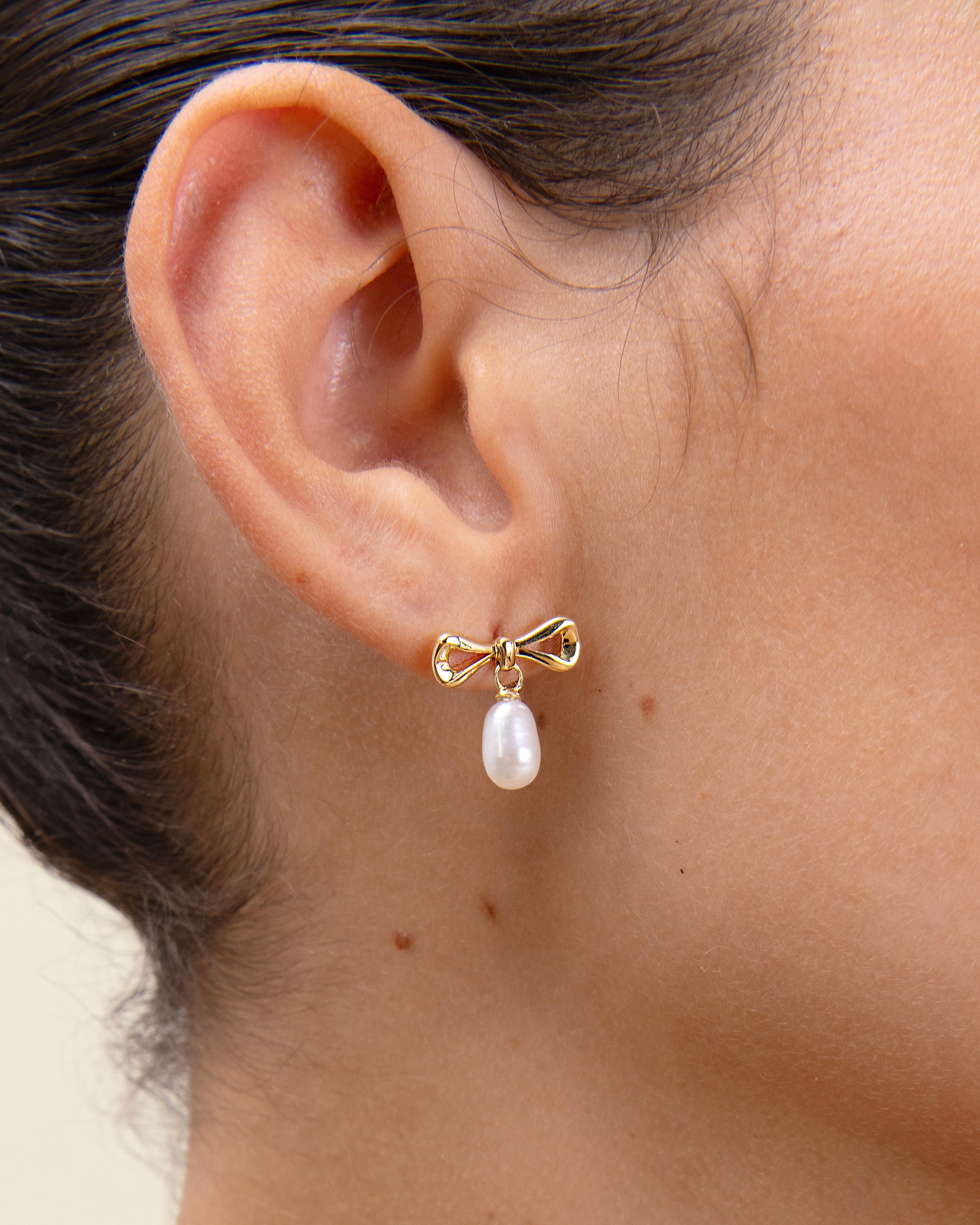Brinco Laço Pérola - Ouro 18K | SILLENE - uso