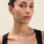 Brinco Laço Pérola - Ouro 18K | SILLENE - uso