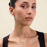 Brinco Laço Pérola - Ouro 18K | SILLENE - uso