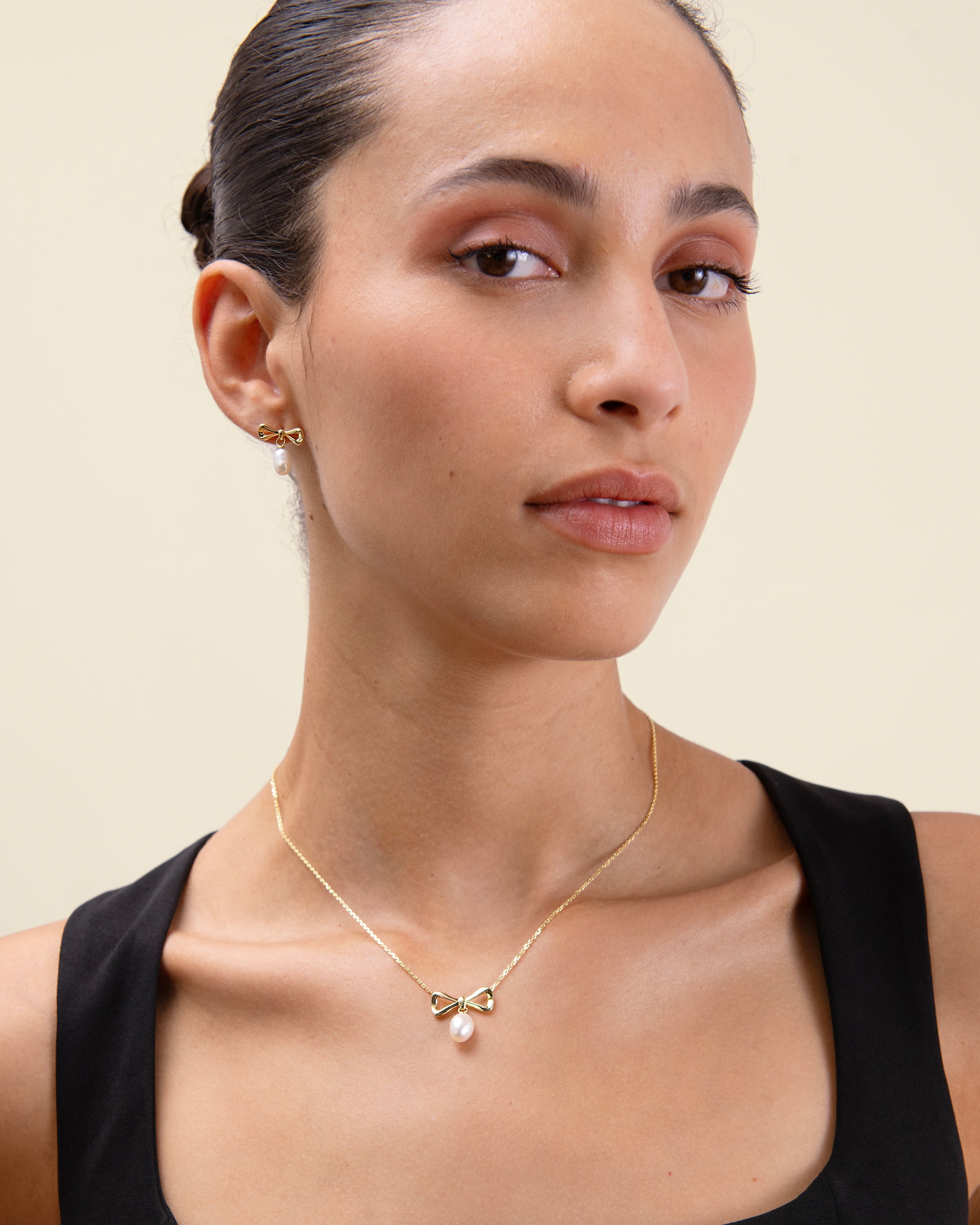 Brinco Laço Pérola - Ouro 18K | SILLENE - uso