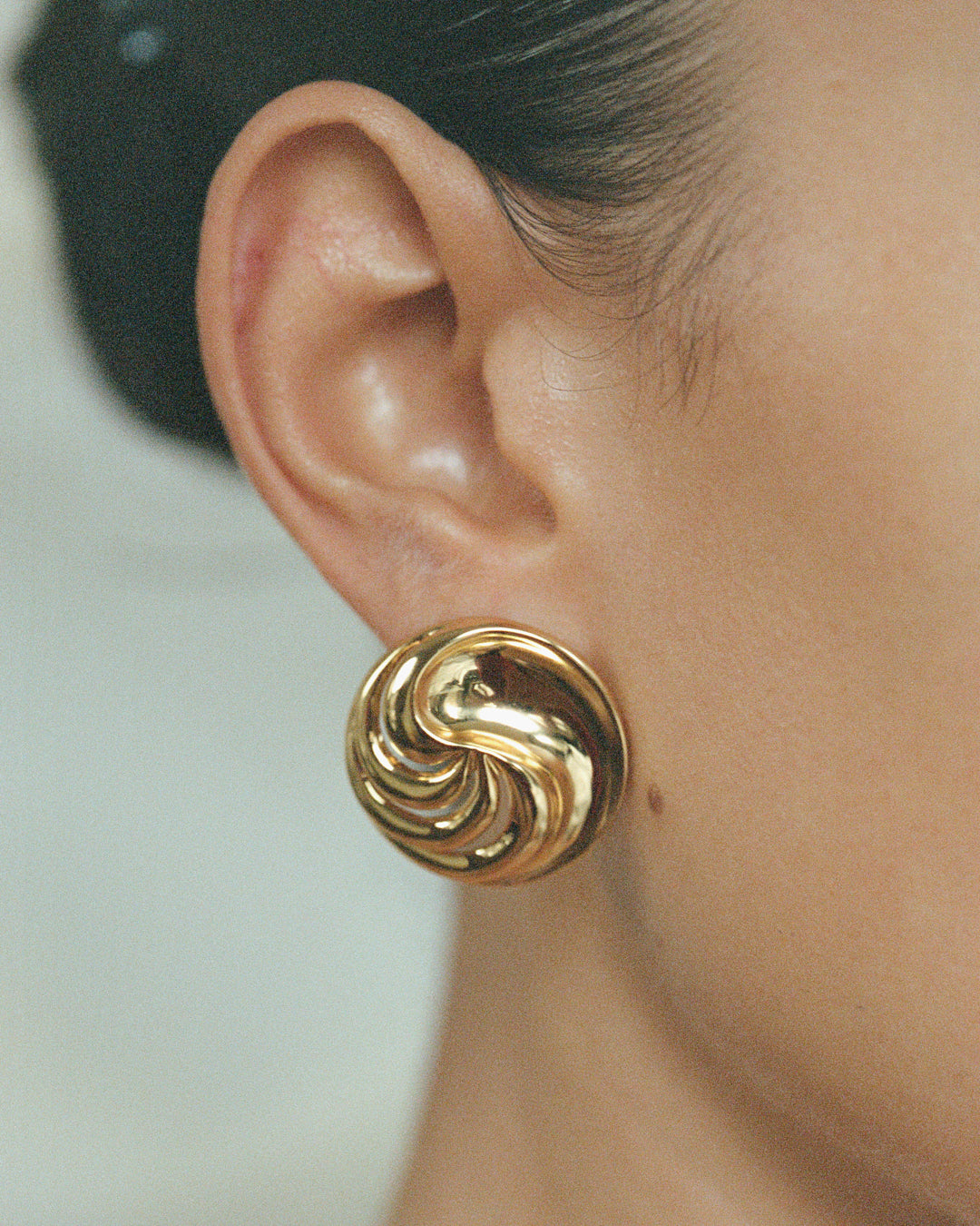 Brinco Leila Espiral - Ouro e Prata - detalhe 05 | SILLENE