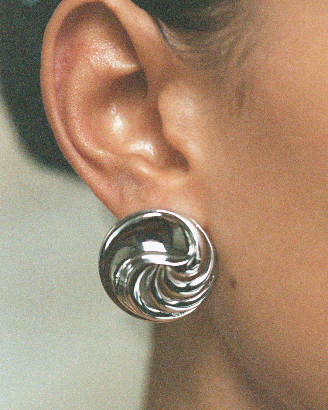 Brinco Leila Espiral - Ouro e Prata - detalhe 09 | SILLENE