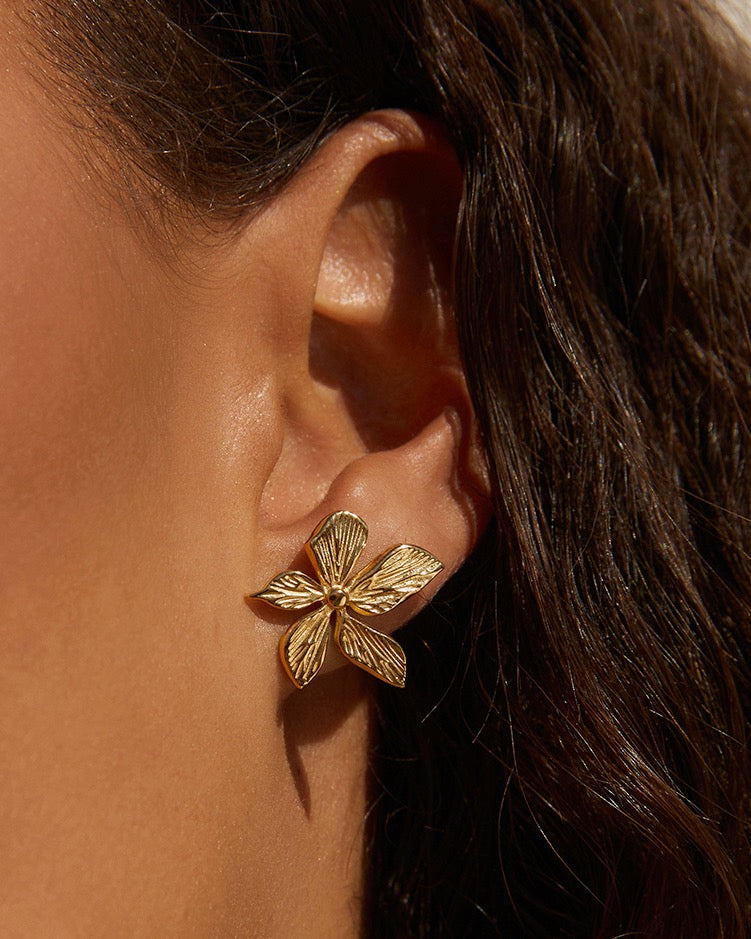 Brinco Lírio - Ouro 18K | SILLENE - uso