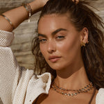 Brinco Lírio - Ouro 18K | SILLENE - uso