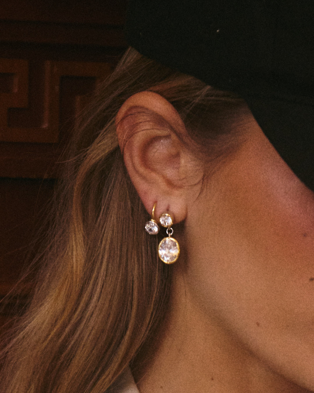 Brinco Marais Pendente com Zircônia - Ouro 18K - detalhe 03 | SILLENE