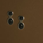 Brinco Midnight Mesa Pendente com Ágata Negra - Ouro 18K - detalhe 02 | SILLENE
