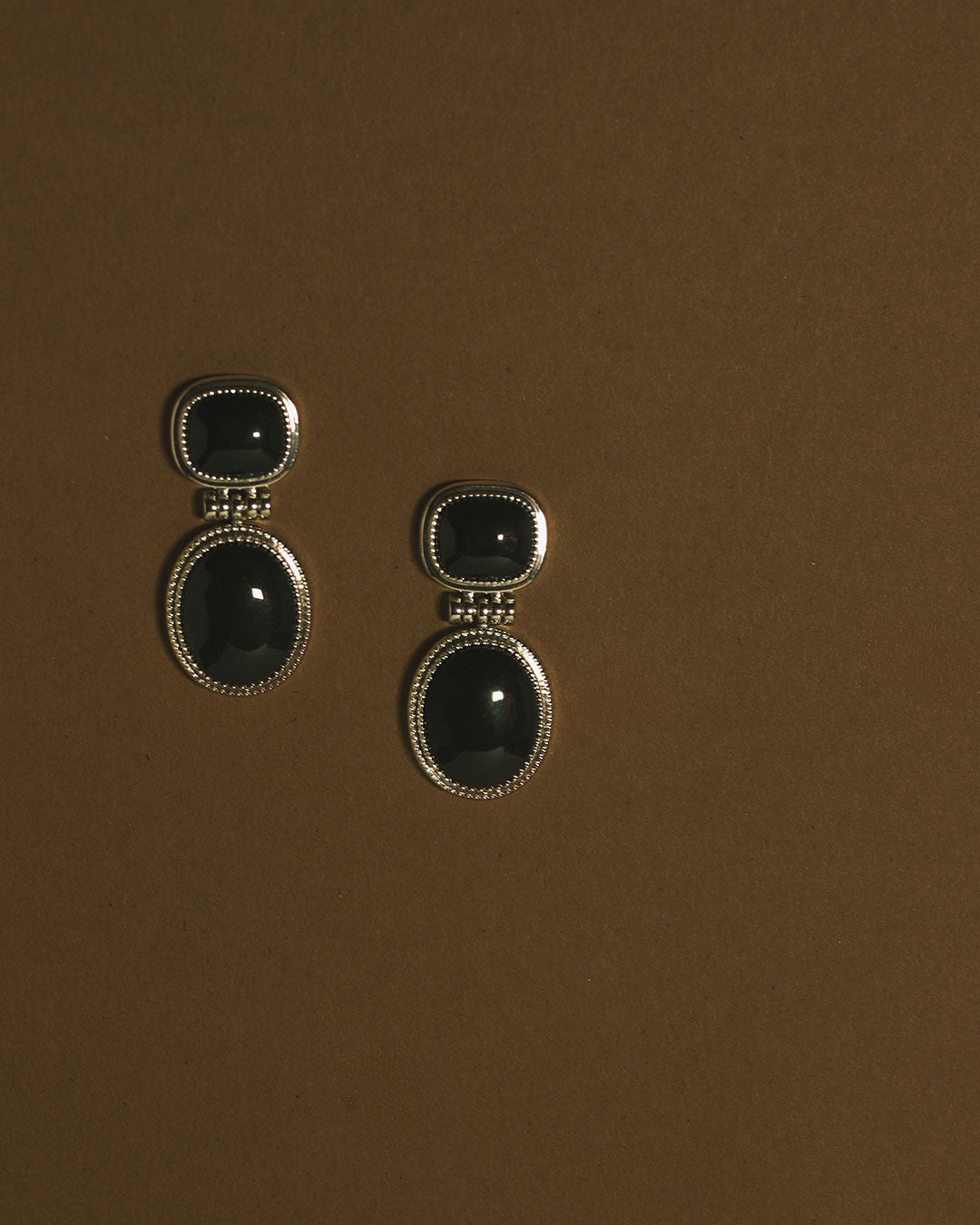 Brinco Midnight Mesa Pendente com Ágata Negra - Ouro 18K - detalhe 02 | SILLENE