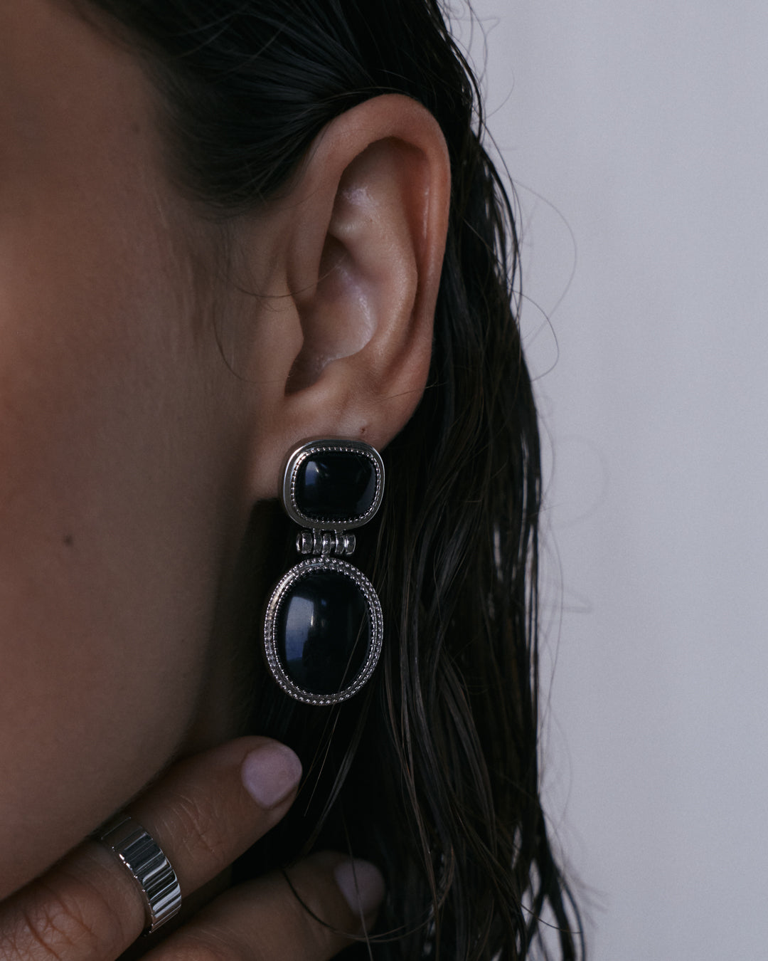 Brinco Midnight Mesa Pendente com Ágata Negra - Prata - detalhe 02 | SILLENE